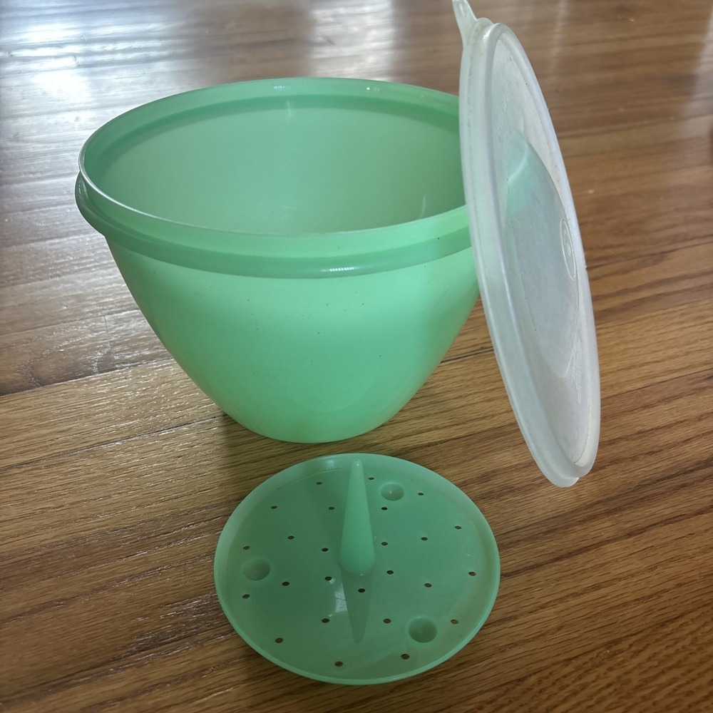 VTG Tupperware Crisp-It 679 Jadeite Green Lettuce Keeper #680 Lid & Spike